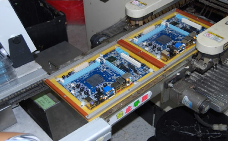 為什么SMT二次回流焊時第一面零件不會掉落？